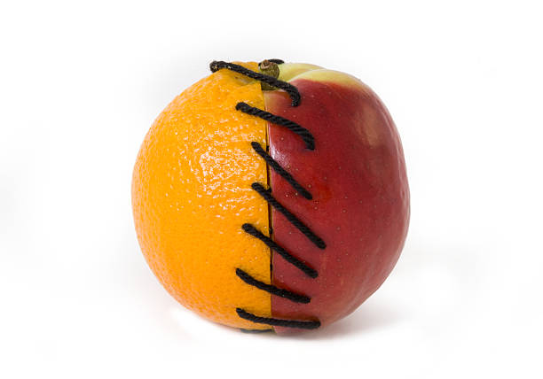 naranja y manzana - comparison apple orange isolated fotografías e imágenes de stock