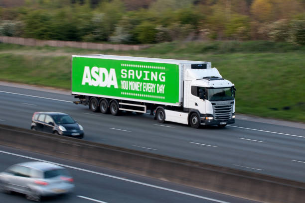 camión walmart asda en la carretera - m1 fotografías e imágenes de stock