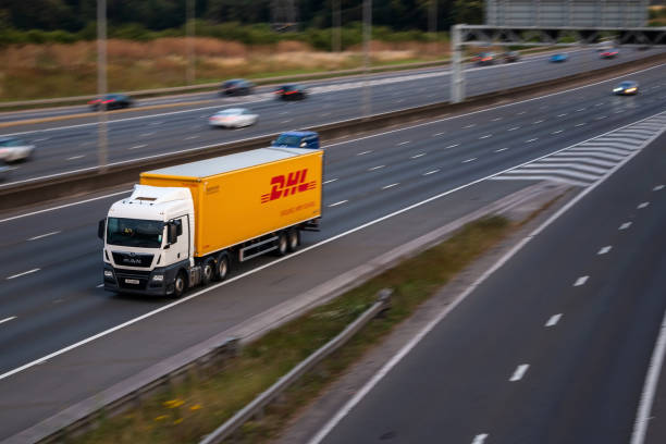 camion dehl en mouvement sur l'autoroute - m1 photos et images de collection