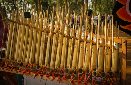 angklung música tradicional indonesia de sunda west java hecha de bambú en java central photo