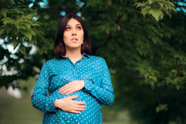 mulher gravida ansiosa que tem perguntas relacionadas da gravidez - human pregnancy pensive women thinking - fotografias e filmes do acervo