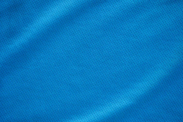 エアメッシュテクスチャの背景を持つ青いファブリックスポーツ衣類サッカージャージ - ナイロン ストックフォトと画像