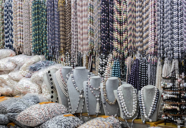 중국 광저우 시의 진주 목걸이 구슬. 그것은 중국에서 가장 큰 도매 시장입니다. - bead glass making jewelry 뉴스 사진 이미지