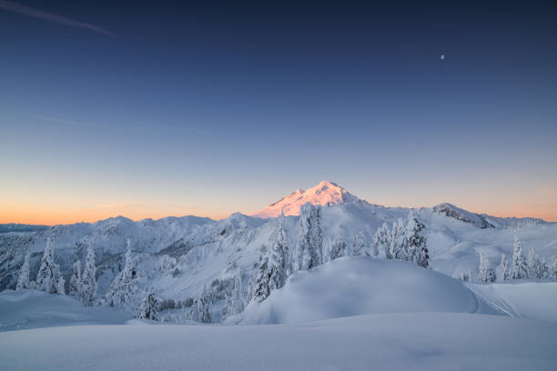 winterdämmerung auf mountain baker - skiing winter snow mountain stock-fotos und bilder