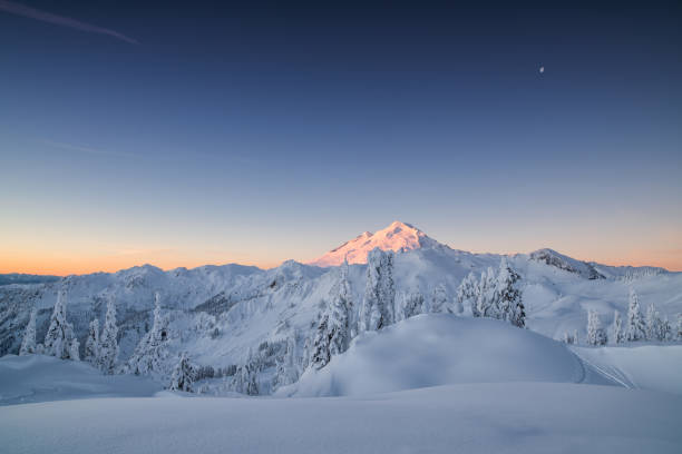 aube d'hiver sur le boulanger de montagne - telemark skiing photos photos et images de collection