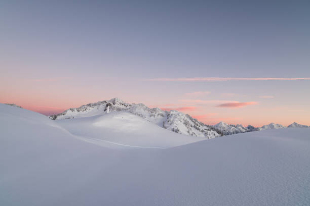 winter dawn auf mt. baker wilderness - winter camping telemark skiing skiing stock-fotos und bilder