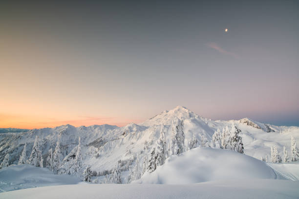 winterdämmerung über nordkaskaden - winter camping telemark skiing skiing stock-fotos und bilder