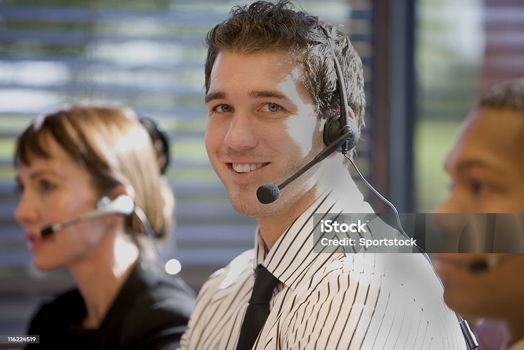 Dos hombres y mujeres usando auriculares - Foto de stock de Adulto libre de derechos