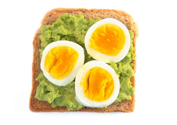 toast all'avocado all'uovo sodo con condimenti isolati su sfondo bianco - hard cooked egg foto e immagini stock