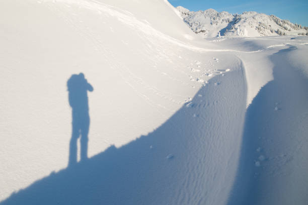 fotograf auf winter artist point - winter camping telemark skiing skiing stock-fotos und bilder