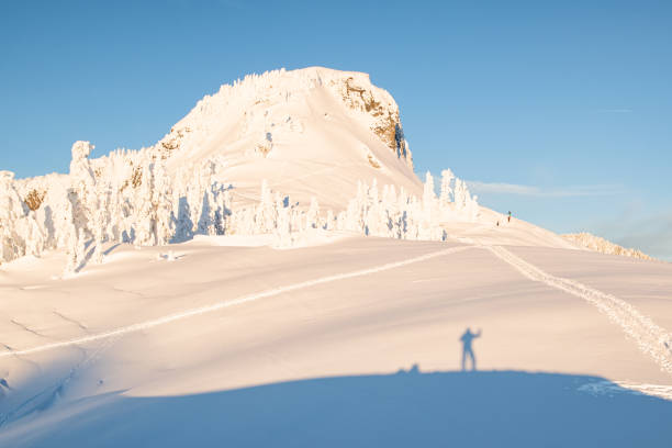 fotograf auf winter artist point - winter camping telemark skiing skiing stock-fotos und bilder