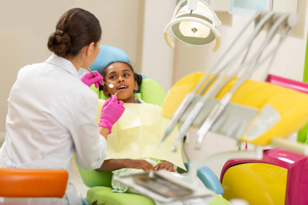 jolie jeune fille s'asseyant calmement dans la présidence de dentistes - dentist teenager dental hygiene sitting photos et images de collection