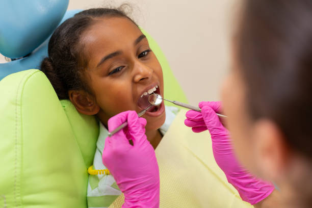 patient féminin assez jeune s'asseyant avec une bouche ouverte - dentist teenager dental hygiene sitting photos et images de collection