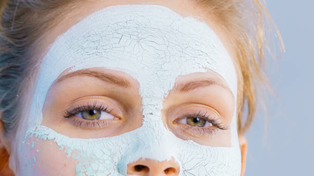 dziewczyna usuwa suchą białą maskę błota - human skin dry human face peeling zdjęcia i obrazy z banku zdjęć