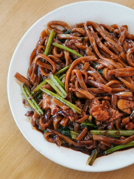 noodle tradizionale fritto hokkien - hokkien foto e immagini stock