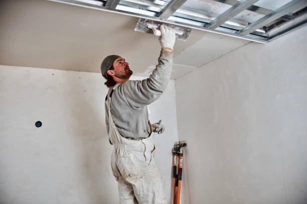 istock Workman plastering gypsum walls inside the house. 1162284320