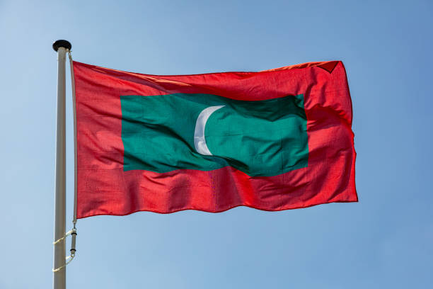 澄んだ青空に向かうモルディブの旗 - maldivian flag ストックフォトと画像