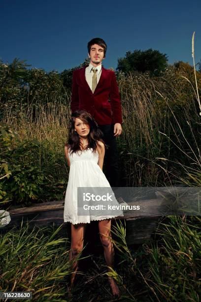 Casal Jovem De Pé No Registo Em Reeds - Fotografias de stock e mais imagens de Adulto - Adulto, Amizade, Ao Ar Livre