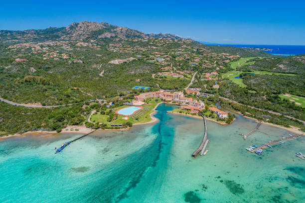 Panorama di Cala di Volpe Porto Cervo Aerial view of Cala di Volpe in Porto Cervo in Sardinia COsta Smeralda Cala Di Volpe stock pictures, royalty-free photos & images