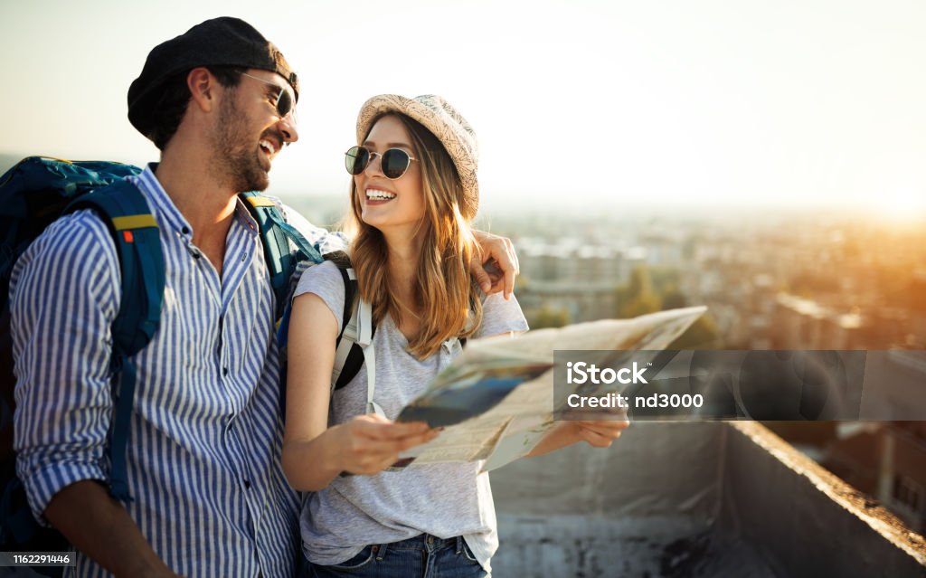 Young couple travelling with a map in the city - Royalty-free Viagem Foto de stock