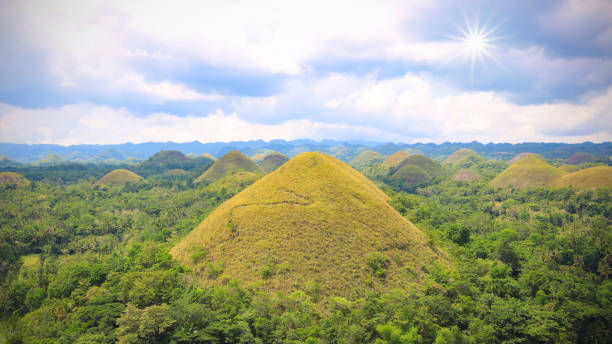 ボホール島、フィリピンの晴れた日に驚くほど形のチョコレートの丘のパノラマ - 7679 ストックフォトと画像