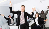 internationales-business-team-zeigt-sich-zufrieden-mit-teamwork.jpg?b=1&s=170x170&k=20&c=jm-3nWaoiQGIpuPG5blYataovHwgQwZ40cGUvW0UvJs=