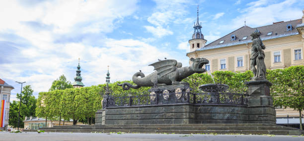 lindworm fountain - símbolo de referencia de la ciudad de klagenfurt en austria - lindworm fotografías e imágenes de stock