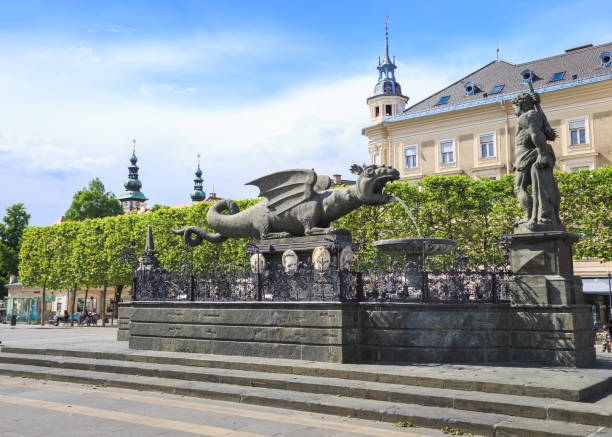 fontanna lindworm - symbol miasta klagenfurt w austrii - lindworm zdjęcia i obrazy z banku zdjęć