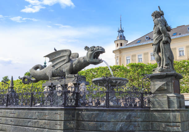 lindworm fountain - símbolo de referencia de la ciudad de klagenfurt en austria - lindworm fotografías e imágenes de stock