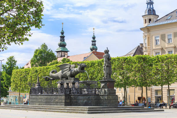 lindworm fountain - símbolo de referencia de la ciudad de klagenfurt en austria - lindworm fotografías e imágenes de stock