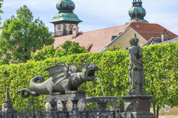 lindworm fountain - símbolo de referencia de la ciudad de klagenfurt en austria - lindworm fotografías e imágenes de stock