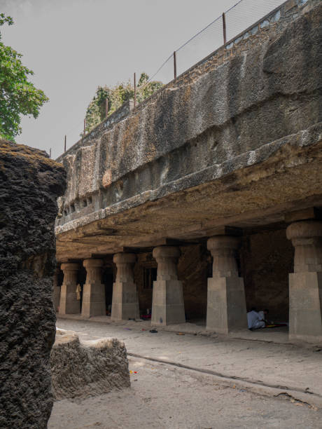 caverna rock-cut de jogeshwari, retrato de mumbai que mostra pillared verandah no lado do sul. mumbai - pillared - fotografias e filmes do acervo