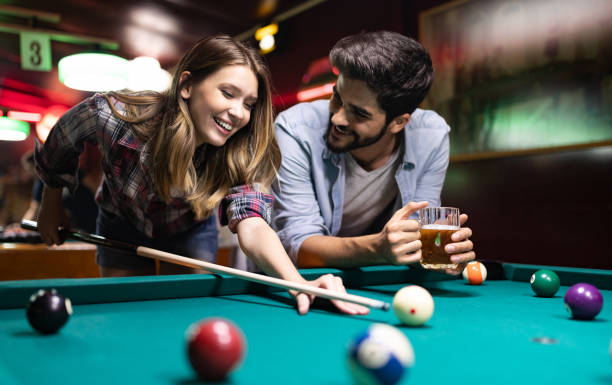 para pije piwo i gra w snookera na randce - pool game snooker pub sport zdjęcia i obrazy z banku zdjęć