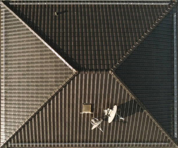 techo de hipped gris moderno visto desde el aire - roof tile roof textured red fotografías e imágenes de stock