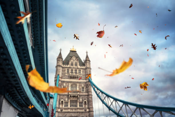 outono em londres - flying uk england international landmark - fotografias e filmes do acervo