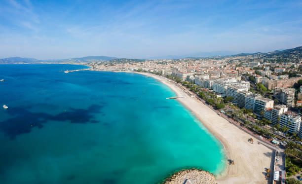 panorama von cannes, cote d'azur, frankreich, südeuropa. schöne stadt und luxus-resort der französischen riviera. berühmtes touristenziel mit schönem strand und promenade de la croisette am mittelmeer - cannes french riviera france beach stock-fotos und bilder