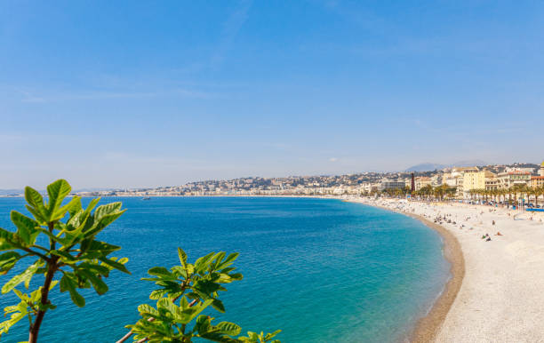 vue panoramique du paysage de nice, côte d'azur, france, europe du sud. belle ville et station de luxe de français riviera. destination touristique célèbre avec la plage gentille sur la mer méditerranée - france european alps provence alpes cote dazur mountain photos et images de collection