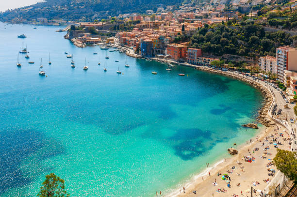 vista panoramica panoramica sulla costa tra nizza e monaco, costa azzurra, francia, sud europa. bellissimo resort di lusso della costa azzurra. famosa destinazione turistica con bella spiaggia sul mar mediterraneo - cote d’azur foto e immagini stock