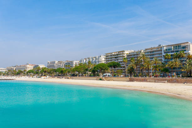 panorama cannes, lazurowe wybrzeże, francja, europa południowa. ładne miasto i luksusowy kurort riwiery francuskiej. znana miejscowość turystyczna z ładną plażą i promenadą de la croisette nad morzem śródziemnym - cote de azure zdjęcia i obrazy z banku zdjęć