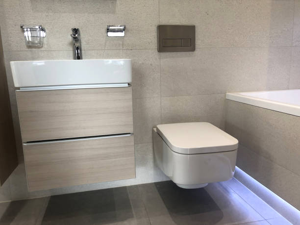 изображение современной белой роскошной ванной комнаты люкс с современной квадратной стеной висела туалетная кастрюля висит на стене туа� - sink bathroom pedestal tile стоковые фото и изображения