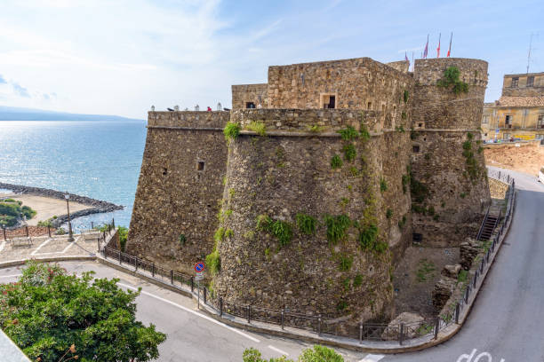 veduta del castello murat a pizzo in italia - italy calabria ancient city foto e immagini stock