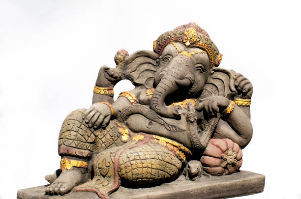 ganesha é uma divindade que os hindus na índia e budistas em todo o mundo adoram. e altamente respeitado - ganesha animal asia chennai - fotografias e filmes do acervo