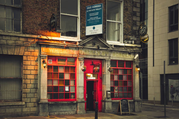 vecchio pub della casa irlandese. - dublin ireland brick built structure building exterior foto e immagini stock