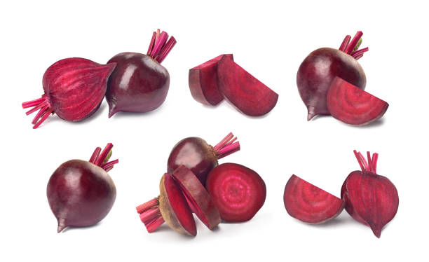 set di barbabietole rosse su sfondo bianco - beet common beet isolated red foto e immagini stock