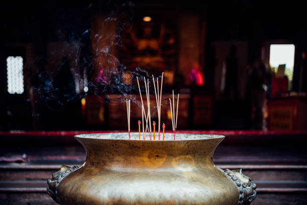 ジョススティックやお香の棒が寺院で燃えている - burning temple incense buddhism ストックフォトと画像