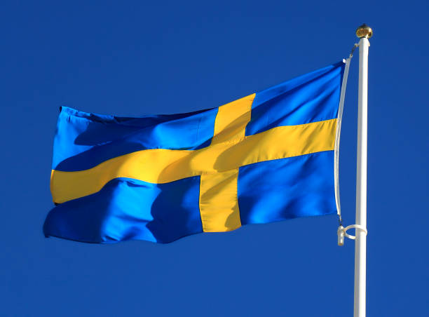 шведский флаг развевается с голубым небом на заднем плане - day sky swedish flag banner стоковые фото и изображения