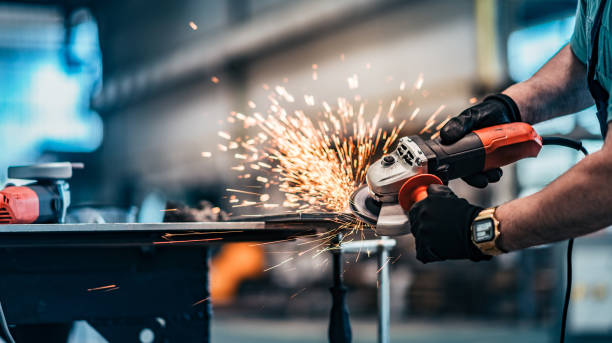 metal do corte com o moedor do disco na oficina, close-up. - grinding steel sparks cutting - fotografias e filmes do acervo