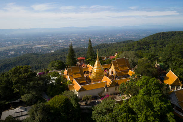 aerial view at wat phra that doi suthep temple in chiangmai, thailand. - suthep imagens e fotografias de stock