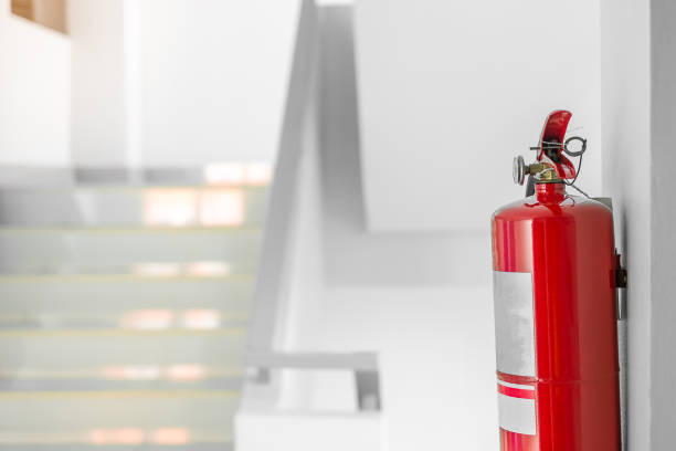 벽 배경에 소화기 시스템, 산업용 강력한 비상 장비 - fire extinguisher office safety protection 뉴스 사진 이미지