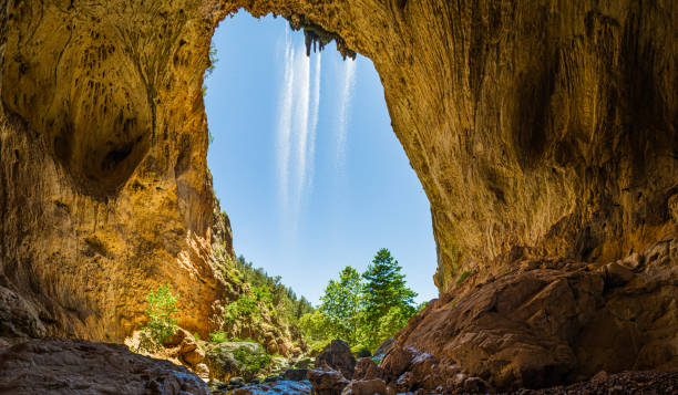 dentro del panorama del puente natural de tonto con una cascada - cave canyon rock eroded fotografías e imágenes de stock